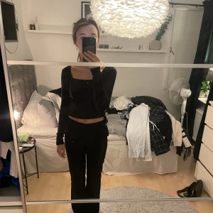 Topp - Snygg svart topp till fest eller vardags, knyten på sidorna🤍⭐️