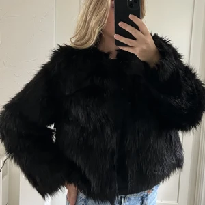 Päls jacka - Pälsimitation jacka från hm i stl M väldigt bra skick och går att knäppa.✨🪩