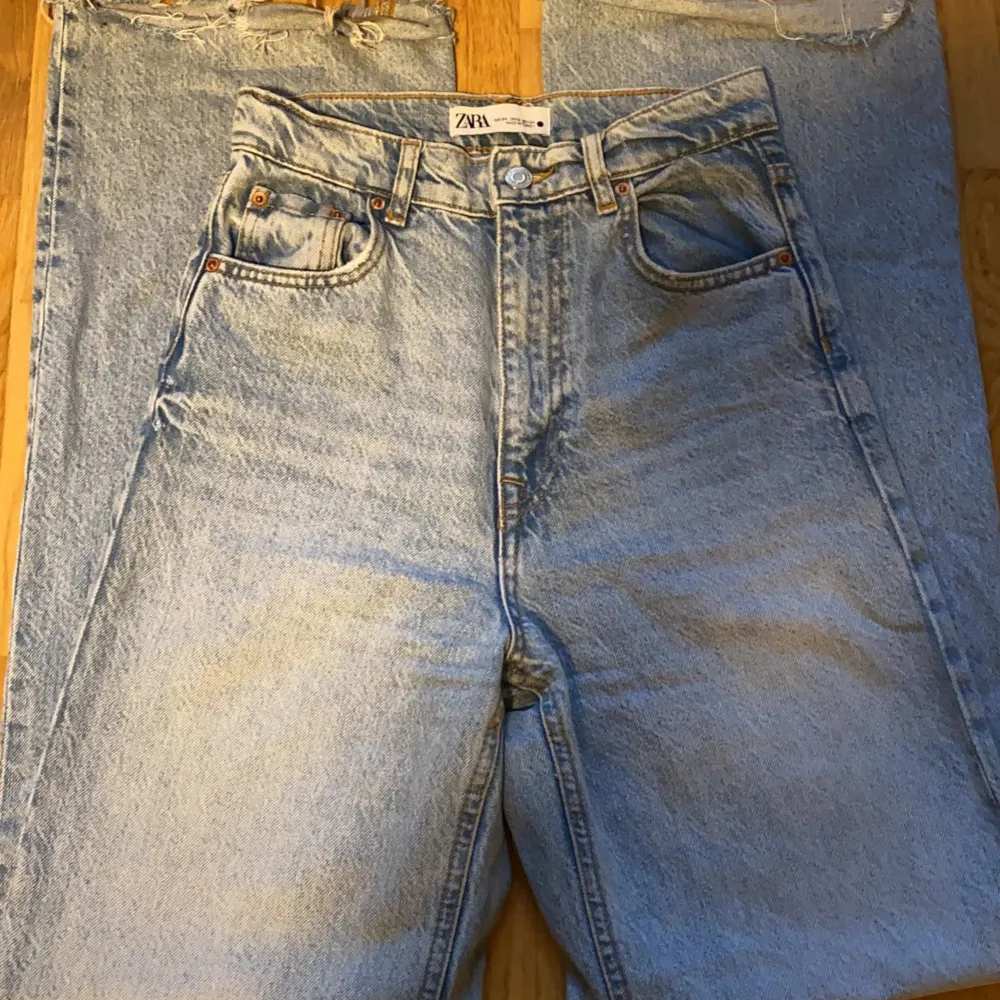 Säljer min supersnygga zara jeans i st 34, jättebra skick, ny pris 400 säljer 120💕💕💕. Jeans & Byxor.