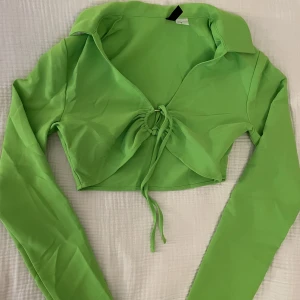 Långärmad magtröja  - Neongrön magtröja som ger lite 70tal stil 