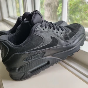Nike air max 90 - Lite dammiga/smutsiga undertill från att ha legat i garderoben en längre tid 😊  Storlek 36.5