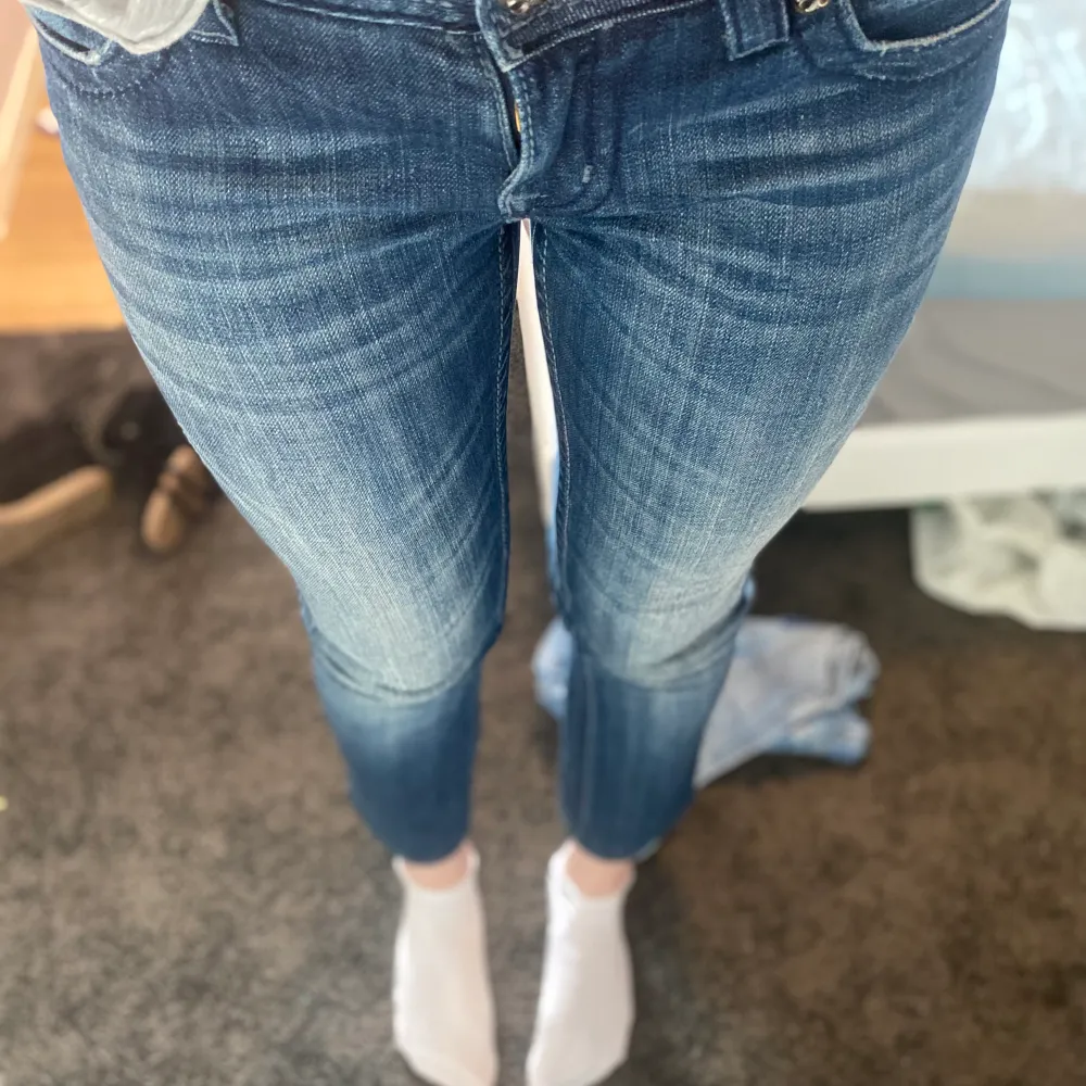Säljer mina as snygga miss me jeans då dom är för korta för mig nu😩 innerbens längden är 67 cm och rakt över midjan 40 cm. De passar mig som har 28 i midja! Jag är 172 cm och dom sitter nästan till mina anklar 🫶🏼 fråga gärna om mer bilder 💗. Jeans & Byxor.