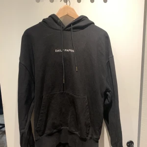 Daily Papper Hoodie - Fet hoodie som blivit för liten, ägt i 6 månader använt flertal gånger