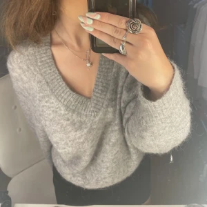 Grå stickad tröja  - Jättemysig grå stickad v-ringad tröja perfekt nu till hösten!🍁Köpt från Cubus i storlek S. Fint skick!🤍