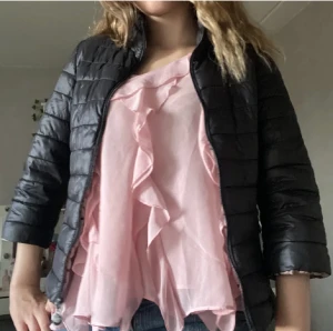 Trekvartsärmad jacka - Säljer vidare denna söta fodrade jacka jag köpte på plick eftersom den inte passade mig så bra ❤️ Väldigt skön och trekvarts ärm, perfekt nu till höst 🥰 Bilderna är lånade från säljaren jag köpte den av!! 