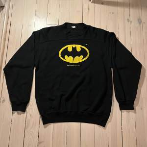 Tja! Säljer nu denna batman tröja som är i bra skick, tröjan är ganska gammal vet inte om den är från 1989 men det står det på den, tröjan sitter mer som Medium. Hoppas du vill köpa!