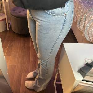 Säljer Ginatricots flare Jeans i storlek 44. Uppsydda någon centimeter i benen då det var fransar nertill men går att spretta upp om man hellre vill ha det. Använda få gånger så mycket gott skick. Nypris 499:- pris kan diskuteras 