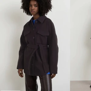 Kappa - Brun kappa från Gina Tricot! Använt men i fint skick🤎Fler bilder finns privat! Köp direkt för 350kr