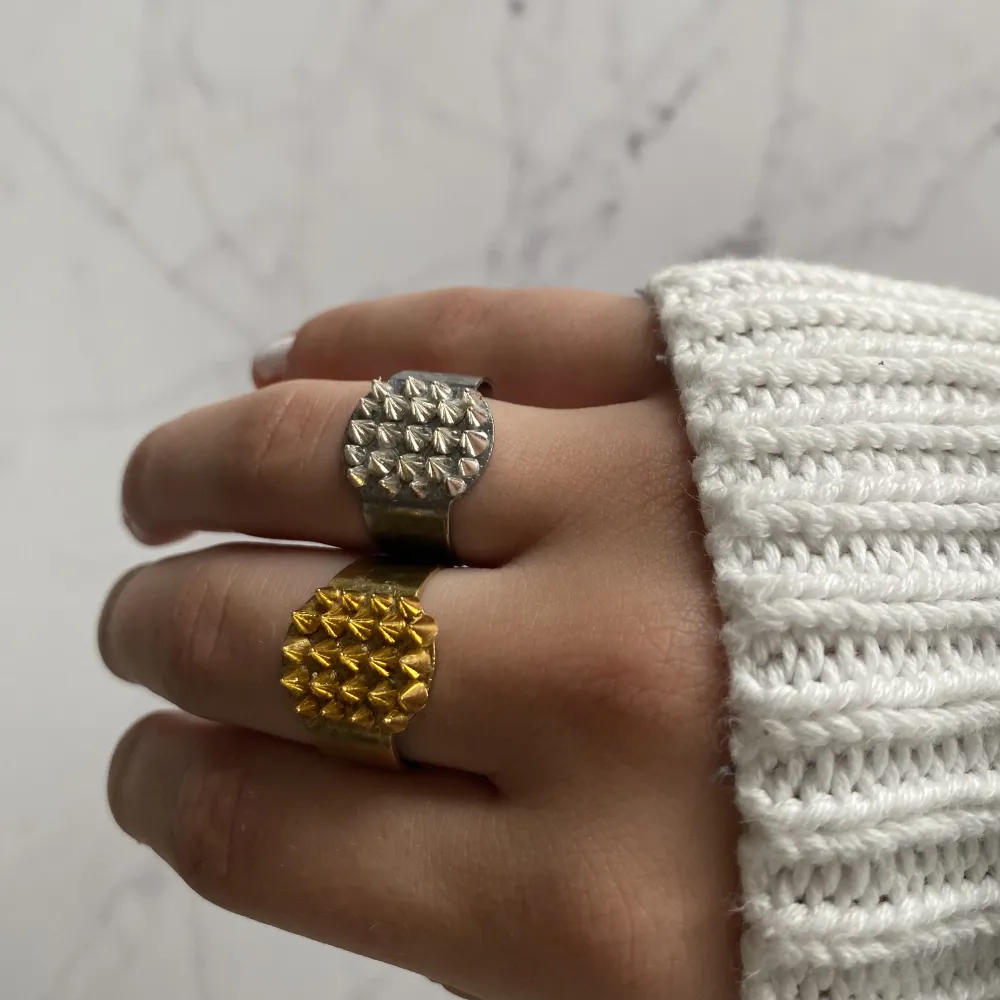 (Säljer för mitt UF) Multi Studded Ring är en rostfri ring med en supercool och unik design som finns i både silver och guld. Perfekta för att göra din outfit lite coolare. Vårt pris för den är endast 30 kr ?!  Färg: Guld och silver Pris: 30 kr. Accessoarer.