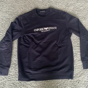 Emporio Armani sweater  - Fet Armani sweater säljes i väldigt bra skick!