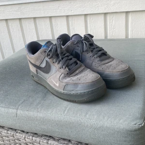 Nike air force 1 grey - Jag säljer mina grå air forces i mocka. Dom är i väldigt bra sick och är i storlek 42:5