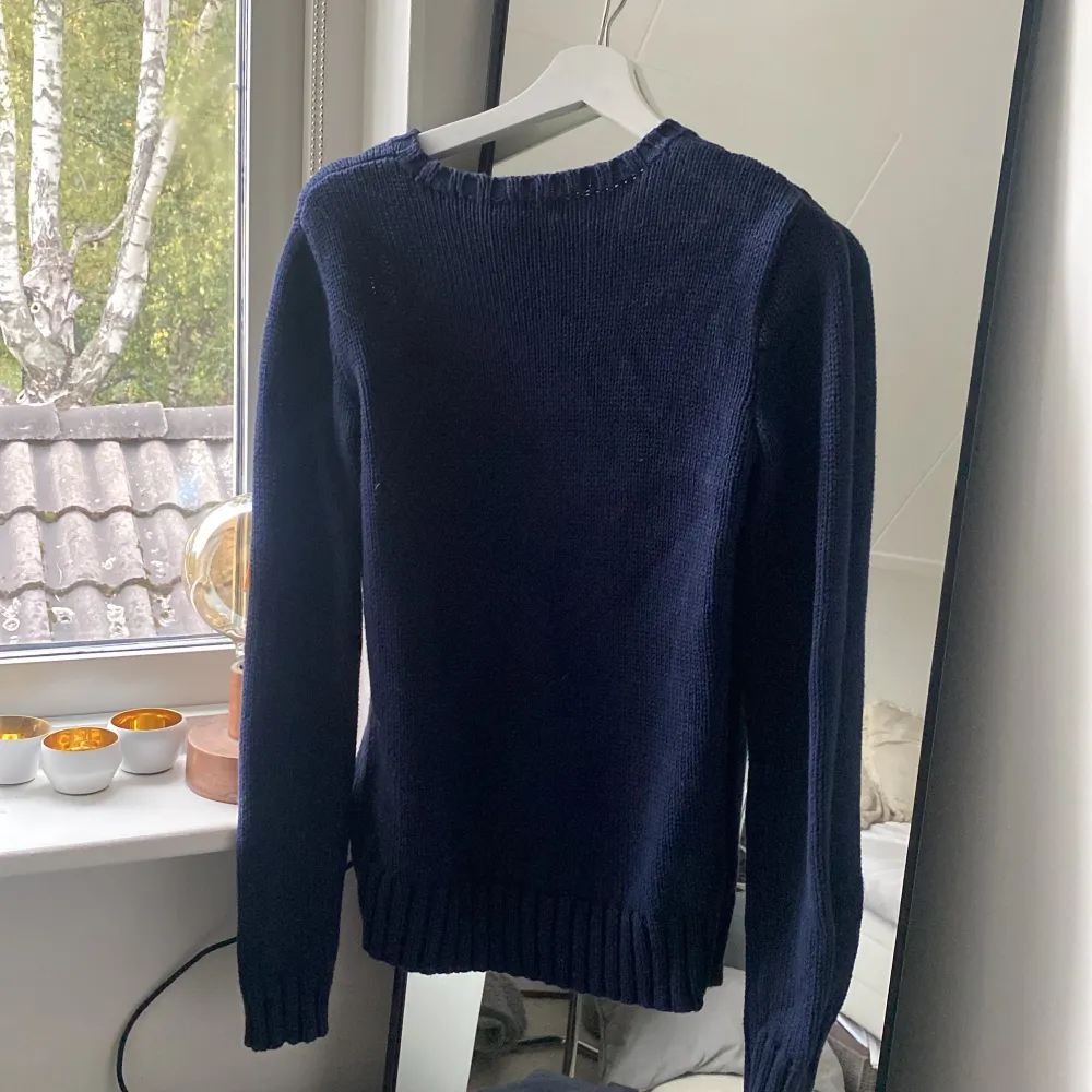 Marin blå Ralph Lauren tröja i bra skick. Säljs pågrund av för liten storlek för mig. Nypris 4000kr🩷. Stickat.