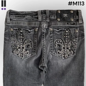 M113 lågmidjade bootcut missme jeans  - MissMe jeans i model Boot 💜 Tag 29W 💜Midja (rakt över) 35cm 💜 Innerben 82cm 💜 Ytterben 107cm 💜 Benöppning 21cm 💜 Distressed, nedgångna 💜Våra mått blir W=27, L=32 💜 Men jämför alltid måtten💜M113