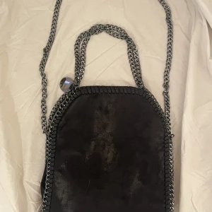 Stella McCartney liknande väska - Stella McCartney liknande väska i fint skick, mått på bild. Vill du köpa trycker du på ”köp nu” jag postar alltid samma dag eller dagen efter köp. Snabbast leverans med PostNord.