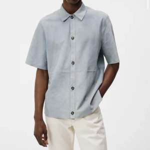 Skjorta i mocha från j lineberg. 4400kr retail. lite flaws på framsidan pm för bilder