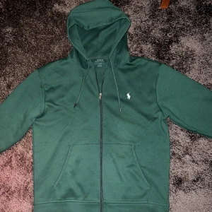 Polo Ralph Lauren NewForest - Säljer denna Polo zip Tröjan eftersom den inte passar min stil (den är grön). Den är ny har haft den i ungefär 3 veckor. Nypris: 1700kr men säljer den för 1299kr. För fler bilder hör gärna av er