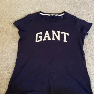 Marinblå Gant t-shirt i storlek S. 