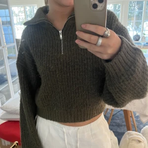 Stickad zip tröja - Säljer nu min gröna stickade tröjanmed dragkedja då den ej kommer till användning. den är rätt liten i storleken, jag bär den i L men har egentligen s/m. pris kan diskuteras.