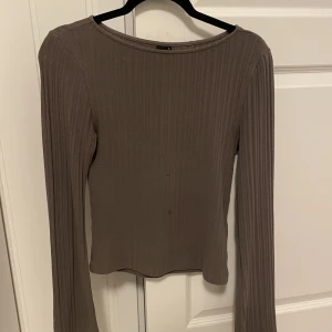långärmad tröja - brun tröja, tunn, lite volangarmar, bra skick
