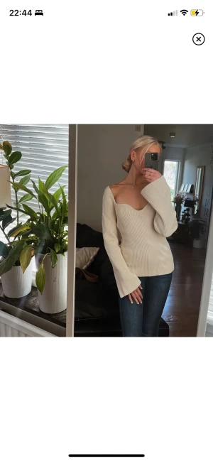 Slutsåld beige stickad tröja Hm  - Ribbad stickad tröja från Hm i stl M med en jättefin urringning, nyskick. 