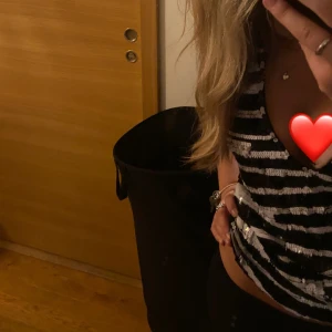 Vero Moda topp - En vit o svart glitter halterneck topp med ett zebra randigt mönster.  Storlek M men skulle påstå att den e liten i storleken och passar mig som har xs/s Använd 2-3 ggr då det inte riktigt är min stil💖