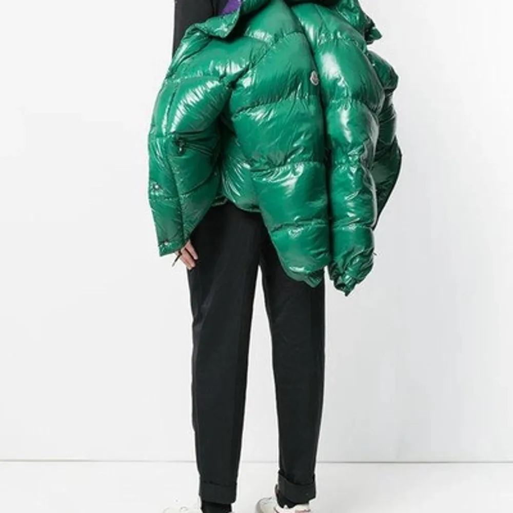 Säljer min killes gröna moncler puffer jacket. I mycket bra skick. Kan skicka egna bilder också. Nypris:16000kr  Storlek S men mycket oversized. Passar som M. Jackor.