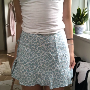 Sommar miniskirt - Köpte denna för typ 3 år sen för att ha på min systers student och har knappt använd den sen dess så den är som ny💘 Den har slits på ena sidan samt så man kan knyta och en dragkedja där bak. Superfin att ha nu på sommaren. Hör av dig för fler bilder!🫶🏼💘