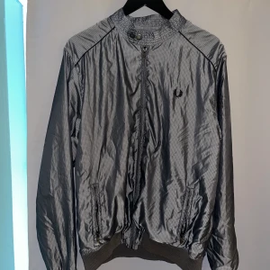 fred perry jacka - bra skick! kan mötas upp i sthlm eller skicka