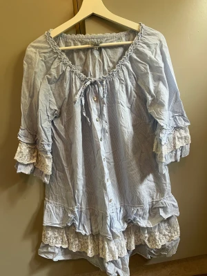 Längre blus - Längre blus med volanger och knytning fram. Endast testad. 