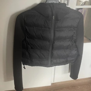 Zara Jacka - Croppad jacka ifrån sara , storlek xs. Knappt använd, 200kr +frakt 