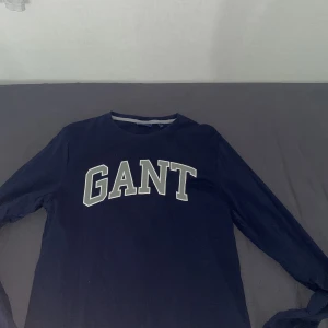 Tunn tröja - Storlek S men den kan passa som M, bra skick på den och använd ett par gånger. Säljs då jag ej använder den längre 