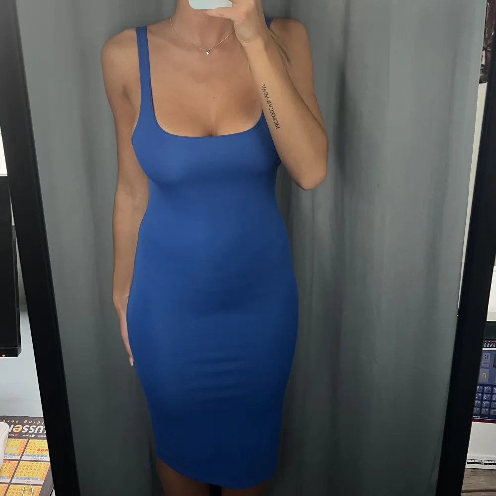 En blå fin klänning från zara, som har en liten slit där bak!💕. Klänningar.