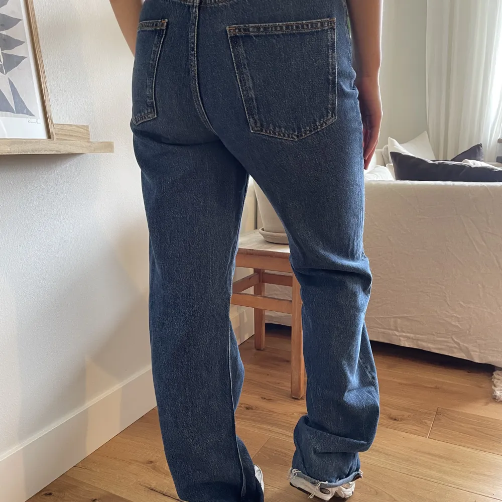 Jeans från zara i storlek small . Jeans & Byxor.