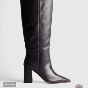 Stövlar från NA-KD  - Sälja oanvänd stövlar på grund av sent retur stl 40 äkta läder , som är slutsålt på hemsida. 