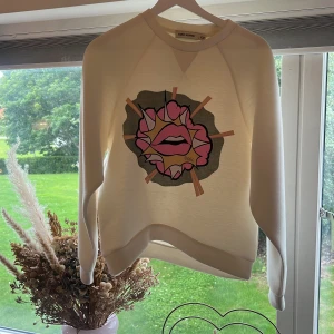 Sweatshirt  - Super cool sweatshirt från Carin Wester. Storleken är XXS men är oversized🫶🏼