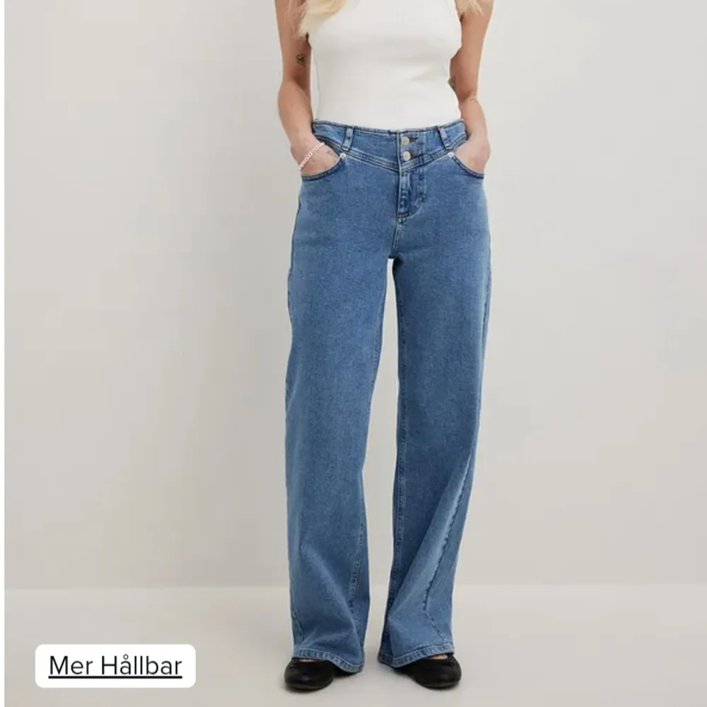 Säljer ett par snygga jeans från na-kd. Stretchiga med rak passform. Storlek: 38. Aldrig använda. Originalpris: 549 kr  Nyttpris: 120 kr.. Jeans & Byxor.