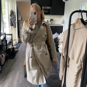 Trenchcoat  - Snyggaste trenchcoaten från mango! Köpt i våras och endast använd några gånger 🩷