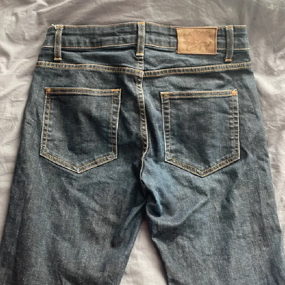 Låg midjade bootcut jeans strl 28 midjemåttet är 36 cm rakt över från Gina jeans. . Jeans & Byxor.