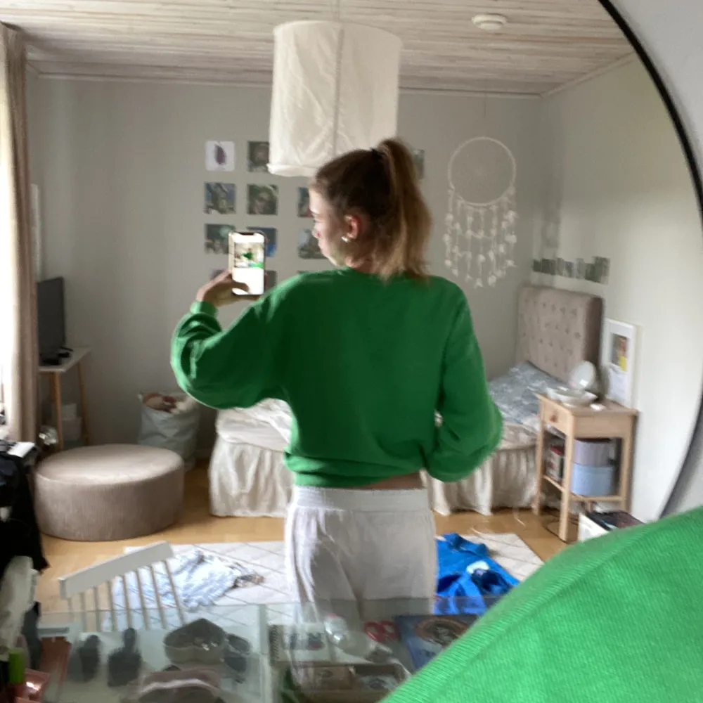 Gina sweatshirt i nyskick!! ❤️ jättehärlig grön sweatshirt som är oversized!! . Toppar.