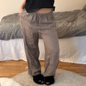 Linnebyxor - Säljer dessa oversized bruna linnebyxor från copenhagen luxe🩷