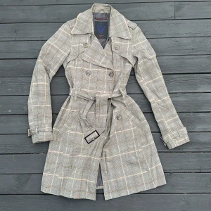 Trenchcoat  - Klassisk stilsnygg trench i beige rutigt 🤍Nytt