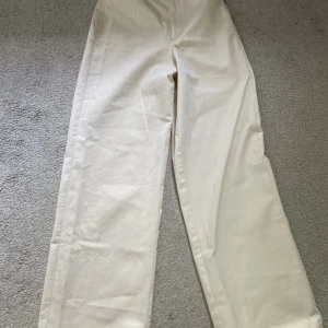 Beiga zara byxor - Beigea kostymliknade byxor från Zara i storlek XS,väldigt bekväma !!