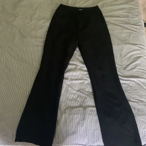 Kostymbyxor - Jätte fina kostymbyxor den bikbok i st 36. De är i väldigt bra skick, säljer då de tyvärr blivit för små. Frakt tillkommer!