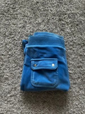 Juicy Couture  - Säljer nu mina Juicy byxor då dom är för stora. Köpte för ungefär 1 år sedan och har använts ganska mycket och har därför defekter längst ner på benen (se bild 2). därav priset. Skriv privat för fler bilder eller frågor!!