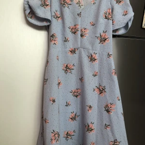 Blommig klänning - Söt klänning från HM i storlek 34. Är sparsamt använd och i fint skick💕