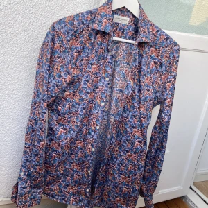 Skjorta - Galet snygg skjorta från John Henric i väldigt mjukt och skönt tyg. Storlek 39/medium. 