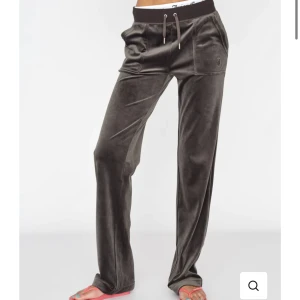 Juicy couture byxor - Super fina juicy byxor i stl xs, bra skick förutom att en av de silvriga detaljerna på ena snöret har lossnat. Säljer då de ej passar mig💕