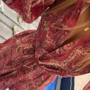 Söt klänning  - Säljer klänning pågrund av att de inte min stil. Aldrig använd endast testad. Prislapp finns kvar. Köpt för 1 månadsen för 600kr🤍 tryck gärna på köp nu.🤍 skriv för intresse eller frågor🤍