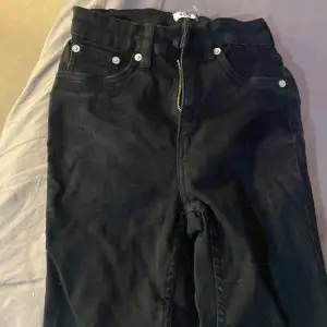 Vanliga slim jeans. Finns i S, XS och XXS