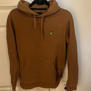 Lyle & scott hoodie - Brun- orange lyle and scott hoodie i storlek herr medium